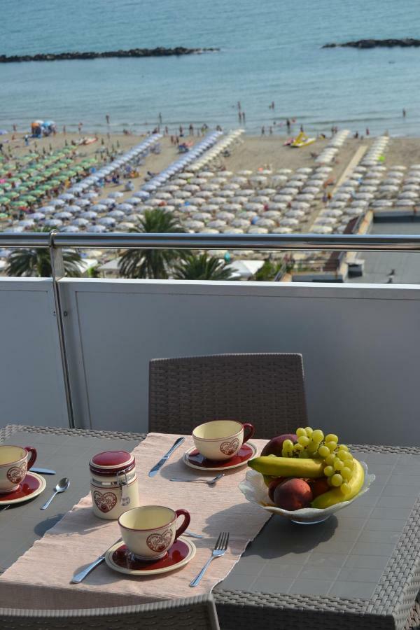 Апартаменти Fronte Mare Panoramico San Benedetto Сан-Бенедетто-дель-Тронто Екстер'єр фото